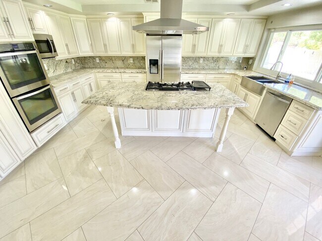 Building Photo - BEAUITFUL GATED PROPERTY 6 BEDROOMS/3 FULL...