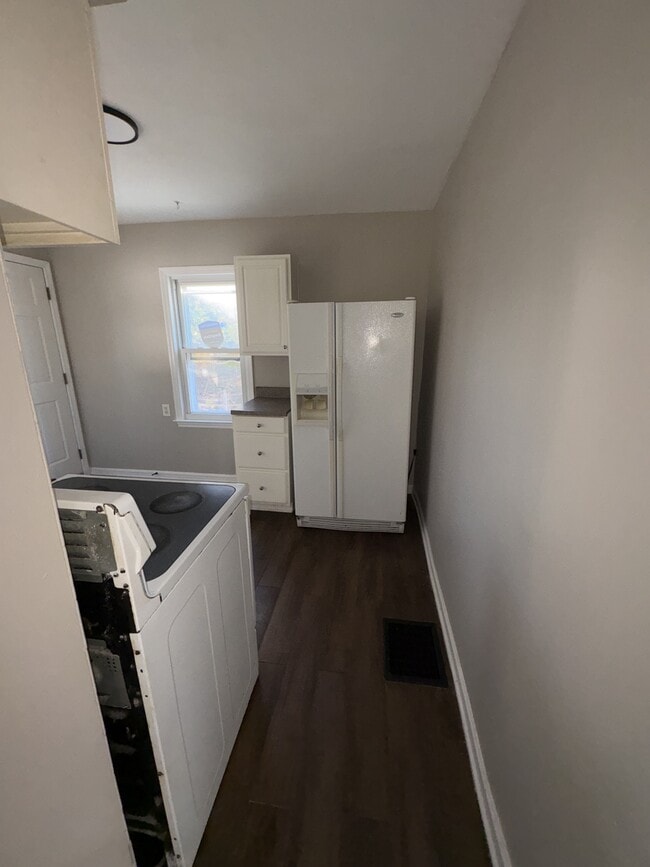 Building Photo - 2504 Vendome Dr S
