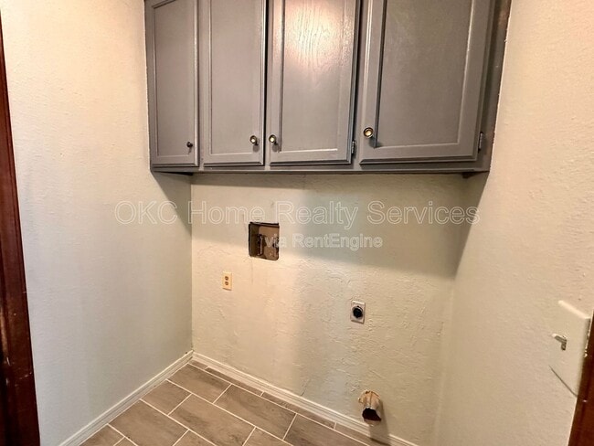 Building Photo - 8712 Rayburn Ave