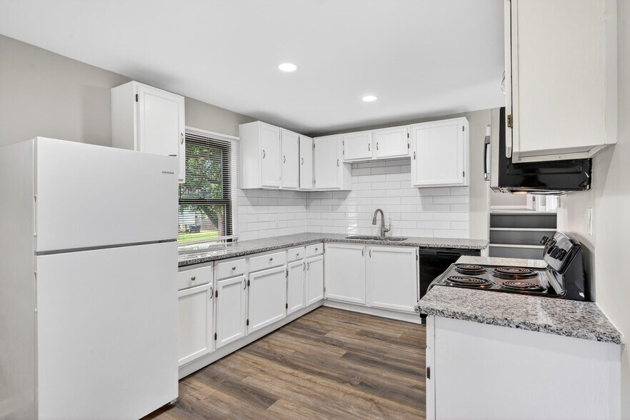 Building Photo - 2390 Teakwood Manor Dr