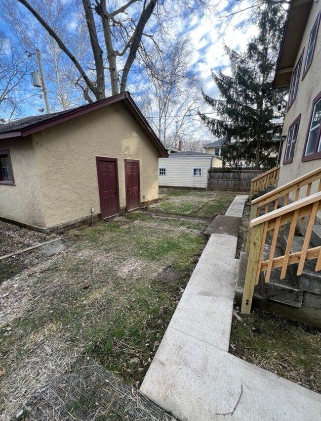 Building Photo - 216 E 49th St