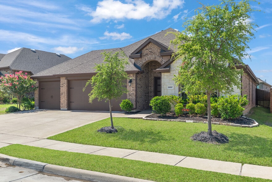 Building Photo - 3057 Maverick Dr