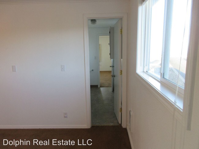 Building Photo - 212 NW Brook St