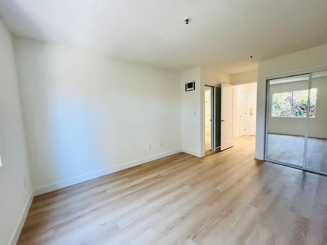 Building Photo - ven141