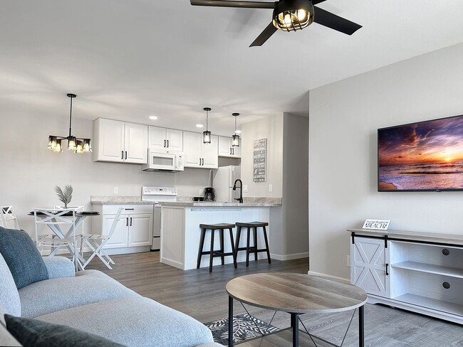 Building Photo - Fully Furnished Two Bedroom / Two Bath Wai...