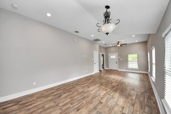 Building Photo - 1322 E 36th St