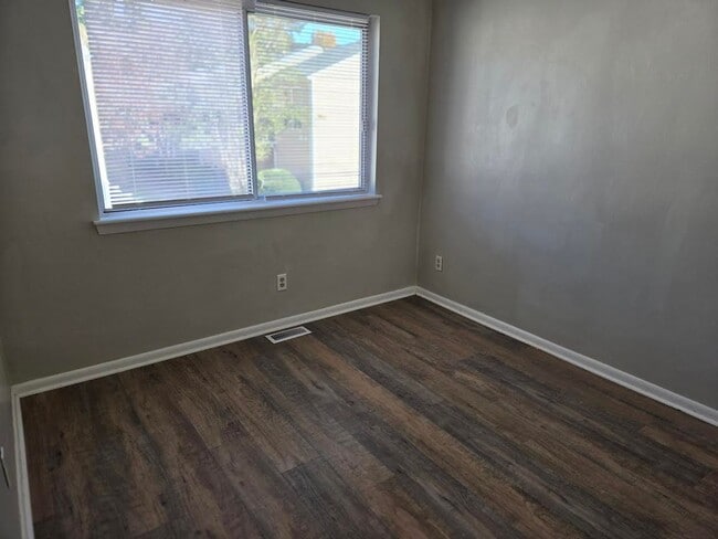 Building Photo - Wonderful 3 bedroom 1.5 bath Townhome in Williamsburg!