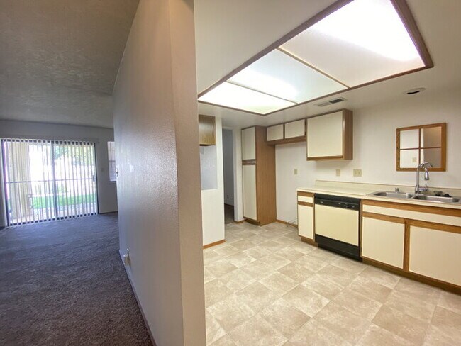 Building Photo - 1BR/1Bath Condo w/Garage