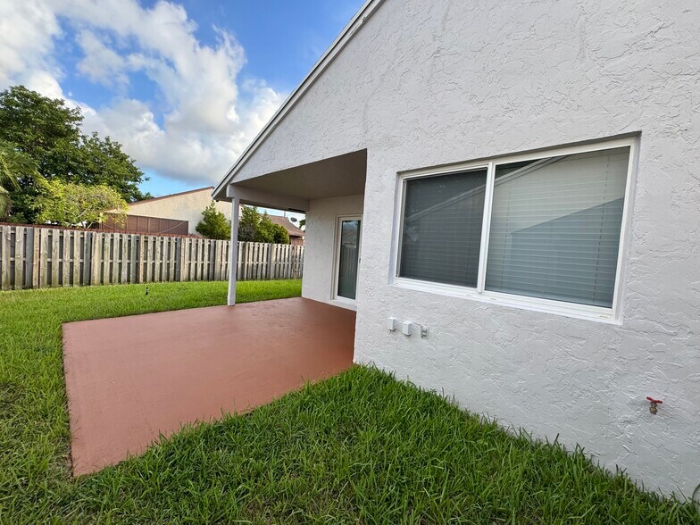 Building Photo - 961 SW 112th Ave