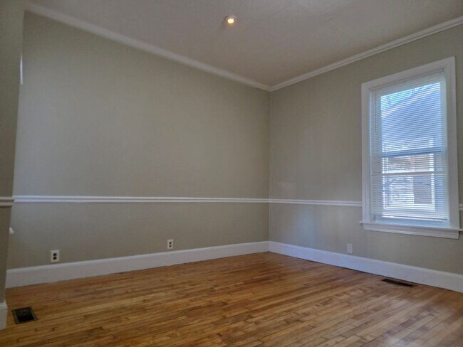 Building Photo - No Brokers Fee, In-Unit Laundry, Eat-in Kitchen, Large bedrooms, 3 Full Bathrooms