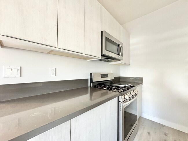 Building Photo - 141 N Swall Dr