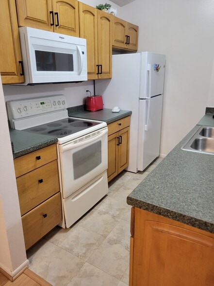 Kitchen - 2050 Hunters Glen Dr