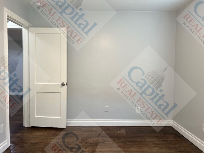 Building Photo - Updated 3 Bedroom