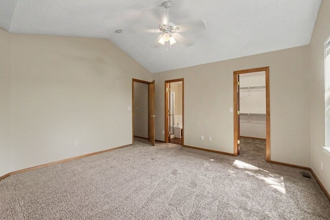 Building Photo - Spacious 5 Bedroom Home with Fenced Yard & 2 Car Garage