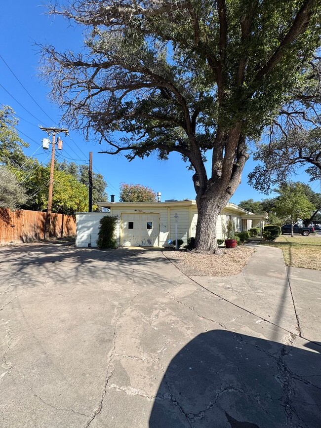 Building Photo - NOW AVAILABLE - 2-Bedroom Duplex Near ASU Campus + Water/Sewer/Trash Included!