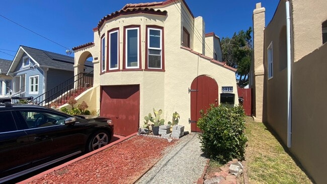 Building Photo - Remodeled back House with Large & Sunny Deck