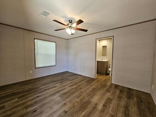 Building Photo - 491 Suwanee Dr