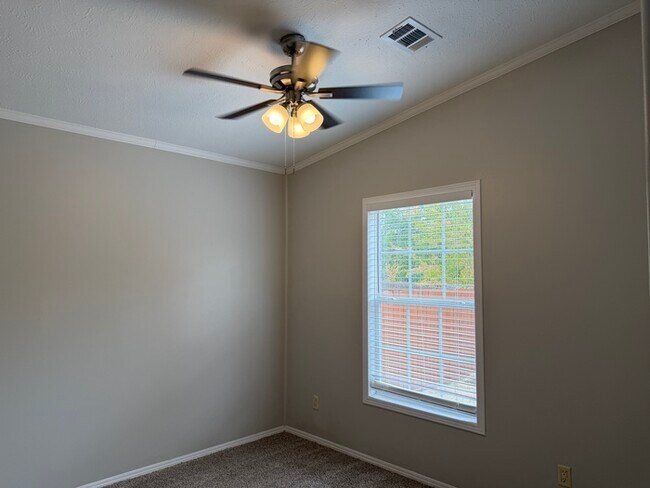 Building Photo - Cute property...
