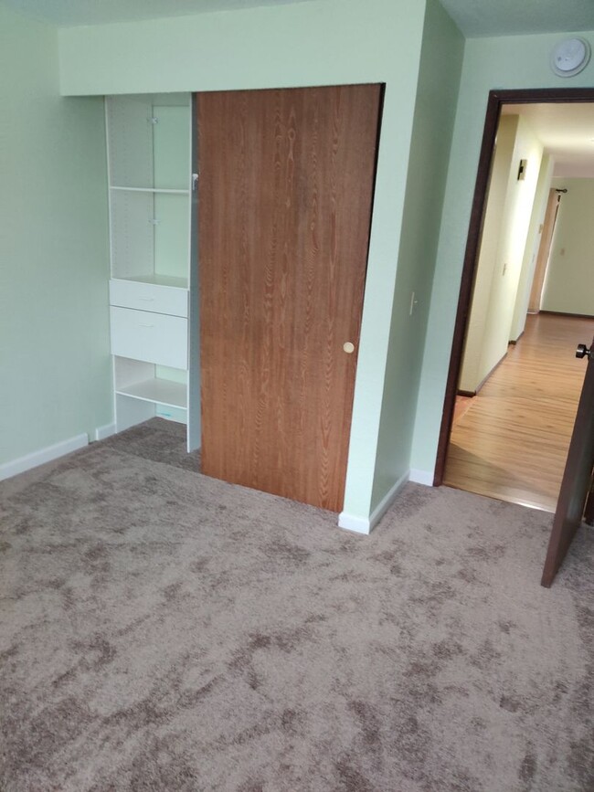 Building Photo - Beautiful 2 bedrooms 1.5 Bath