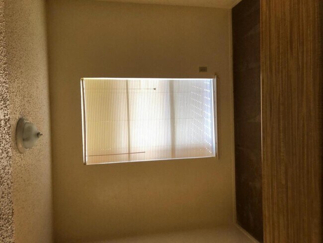 Building Photo - 728 Oak Hill Dr