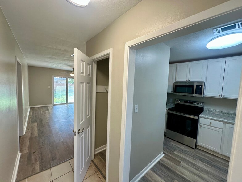 Building Photo - 6307 Jack St