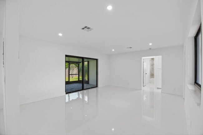 Building Photo - 513 Lindell Blvd