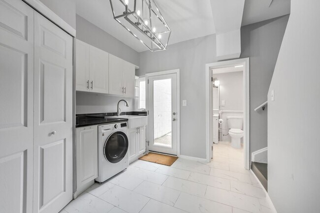 Building Photo - Available Now! 2 Bed / 1 Bath Rowhouse in ...