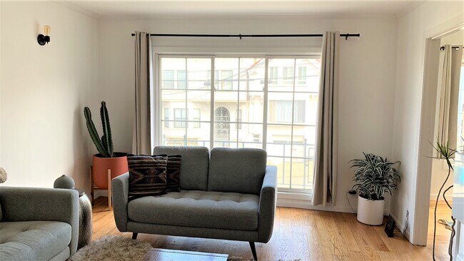 Living room large windows - 527 29th Ave