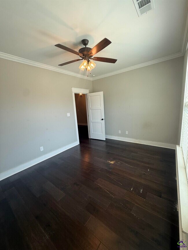 Building Photo - 221 Perth Ct