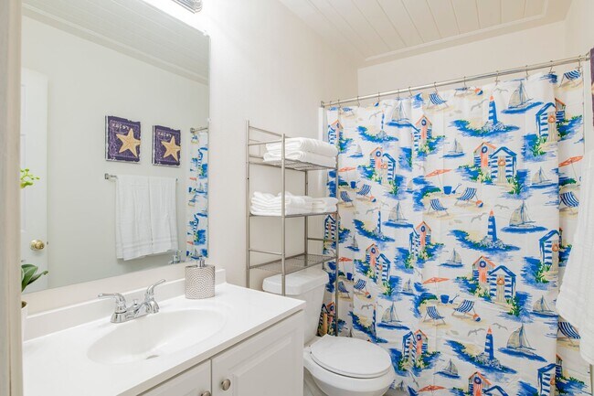 Building Photo - Bright & Comfortable 3 Bed/2.5 Bath Pensac...