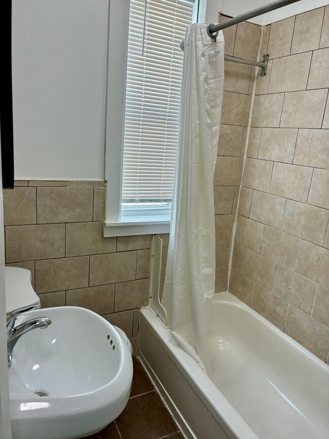Building Photo - Spacious 3-Bedroom Home in North Philadelphia