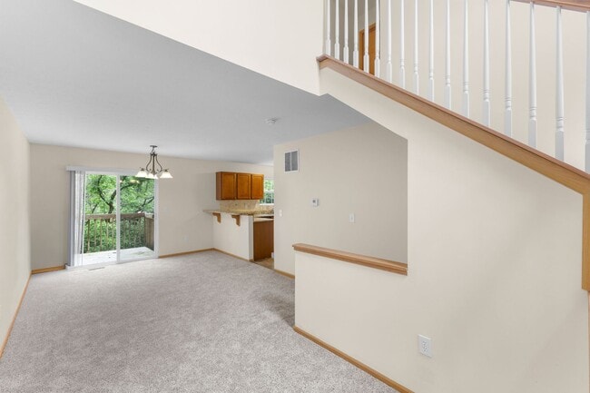 Building Photo - Modern 2-Bed Townhome with Vaulted Master & Private Deck – Prime Columbus Location!
