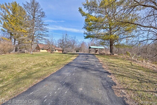 Building Photo - 5307 Metamora Rd