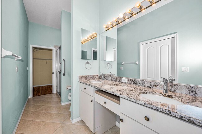 Building Photo - Beautifully Updated Villa