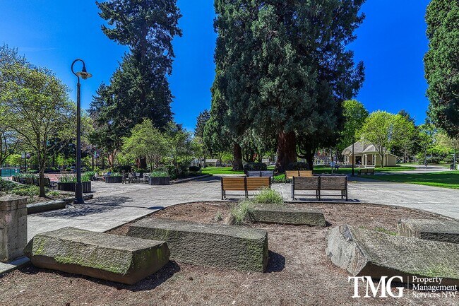 Building Photo - 2 Bed 2 Bath Downtown 3rd Floor Condo Wate...