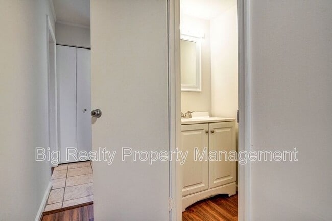 Building Photo - 704 Stonybrook Dr