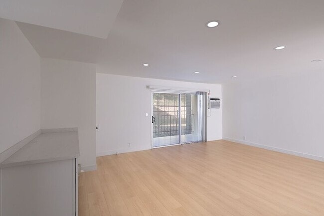 Building Photo - 3155 Montrose Ave