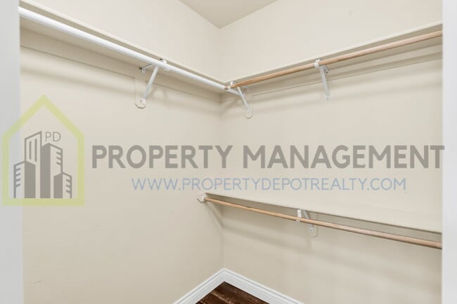 Building Photo - Spacious 2 (or 3!) Bed Condo in Gated Community