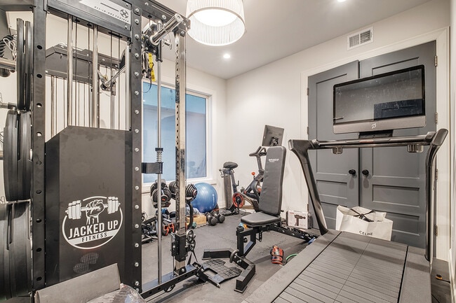 Building Photo - 463 Duncan St