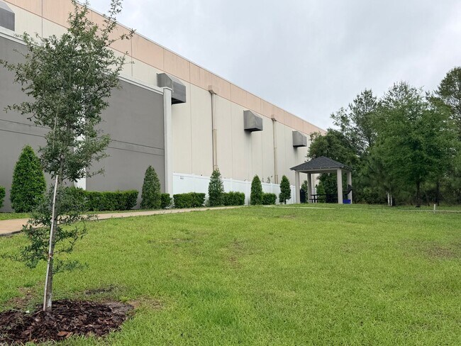 Building Photo - Modern 3BR Townhome in Plant City – Move-In Ready