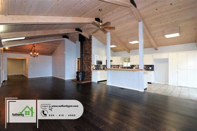 Building Photo - 875 Lakeview Dr