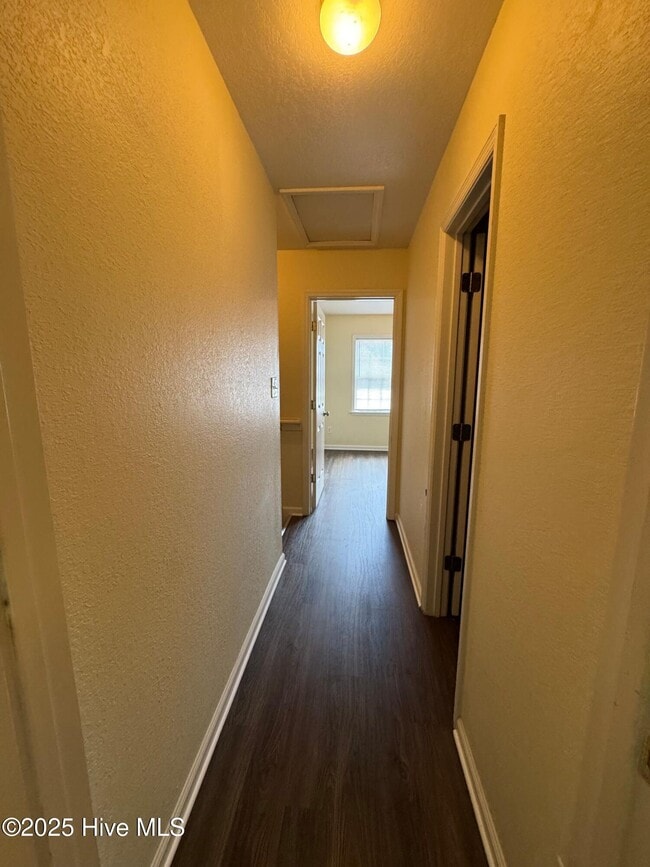 Building Photo - 604 Rainbow Dr