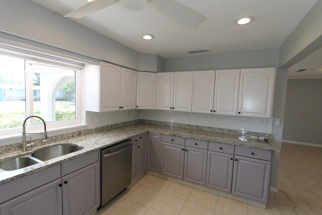 Building Photo - 5522 Yorkshire Way