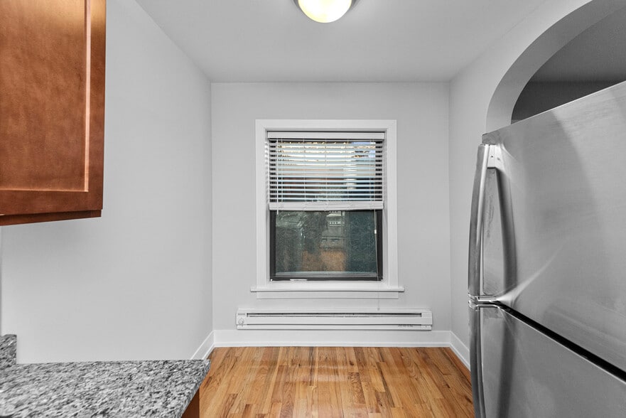 Building Photo - 556 W Arlington Pl