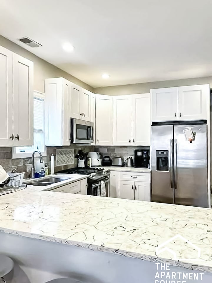 Building Photo - 2732 N Wilton Ave