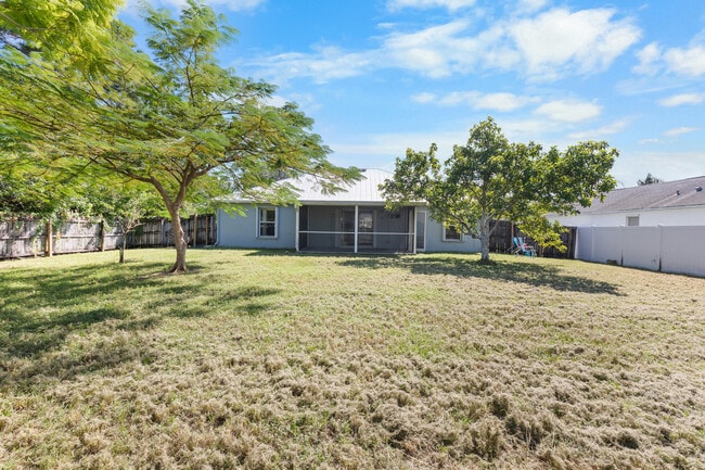 Building Photo - 173 SW Ray Ave