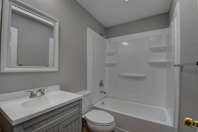 Building Photo - 4 bedroom, 2 bath home with 2 car garage, with mountain views