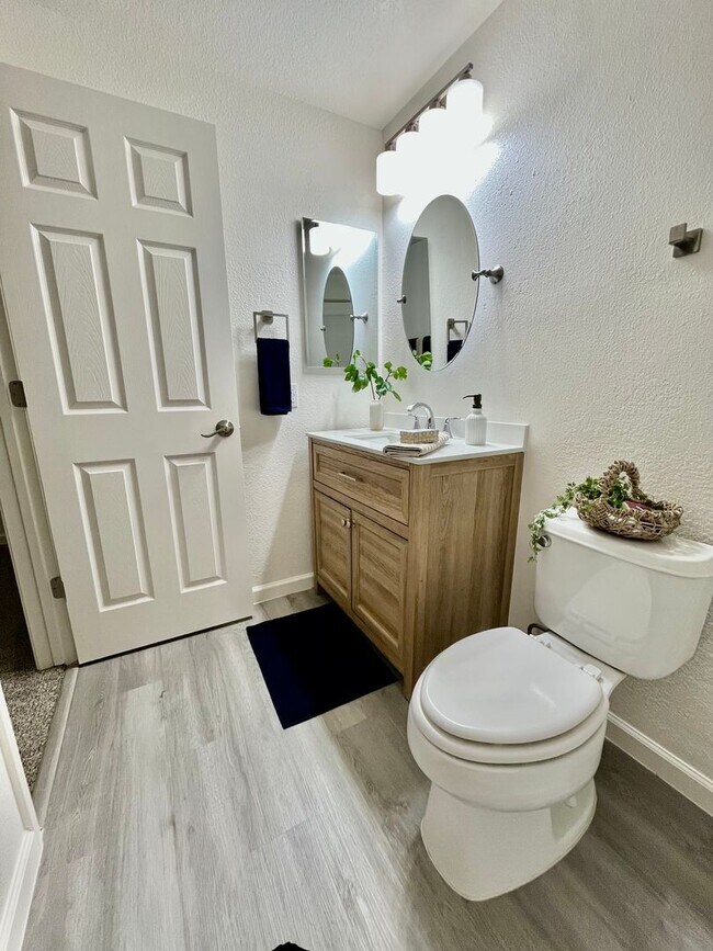 Building Photo - Remodeled 2 Bedroom, 2 bathroom Condo in W...