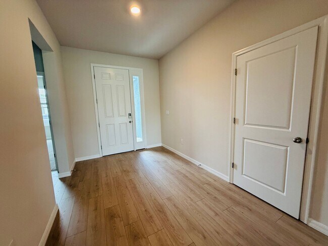 Building Photo - New built 4 bedroom 3 bath 3 car garage in Coddington Subdivision