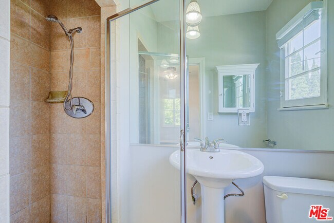Building Photo - 253 S Elm Dr